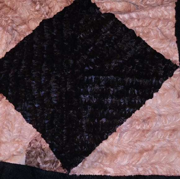 VINTAGE BEAUTIFUL ALPAC 75X75" DIAMOND PATTERN RUG IN EXCELLENT CONDITION - Picture 16 of 16